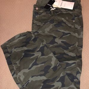 Torrid NWT Camo Capri pants Size 18